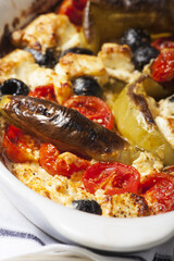 Gegrillter griechischer Feta-Käse mit Tomate