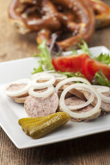 Bayerischer Wurstsalat mit Brezel