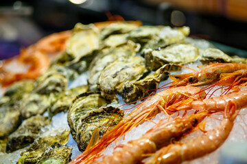 Shrimp and oysters lying on ice in the window.