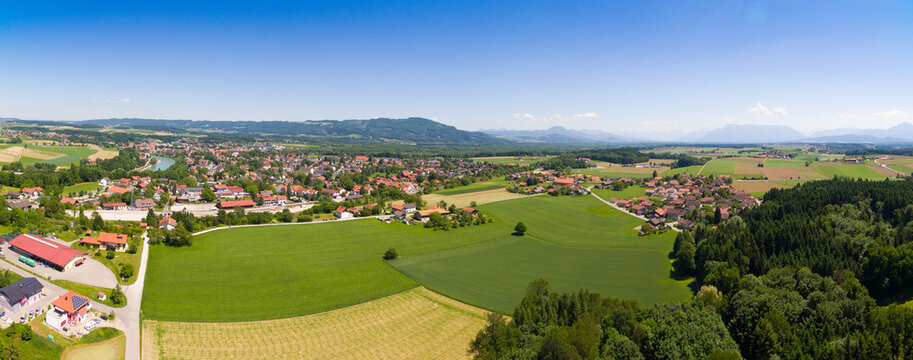 Panorama-Luftbild: Stadt Laufen, Bayern, an der Grenze zu Österreich