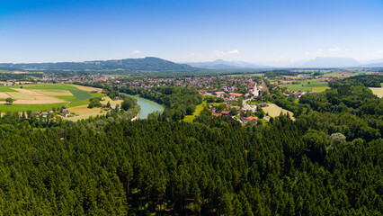 Naklejka premium Panorama-Luftbild: Stadt Laufen, Bayern, an der Grenze zu Österreich