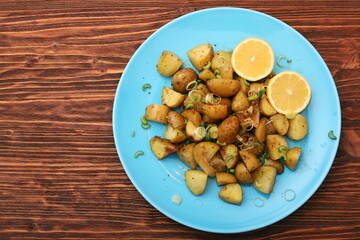 Baked potatoes with lemon