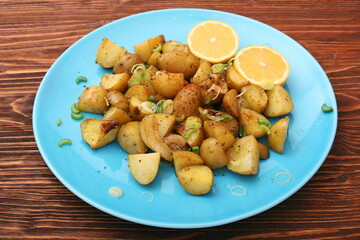 Baked potatoes with lemon