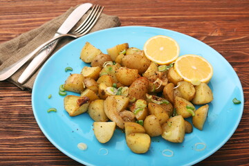 Baked potatoes with lemon