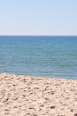 Sandstrand der Nordseeküste an einem sonnigen Frühlingstag mit Blick auf das Meer
