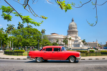 Fototapeta na wymiar Classic american car next to the Capitol building in Old Havana
