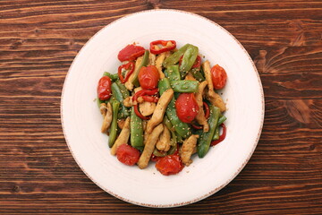 Stewed chicken breast with green bell pepper, young peas and tom