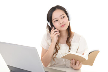 パソコンで勉強中の女性