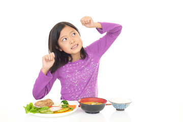 食事を楽しむ女の子