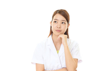 考え事をする薬剤師