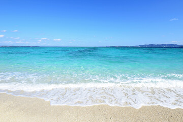 Obraz premium 沖縄の美しい海とさわやかな空