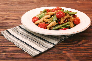 Stewed chicken breast with green bell pepper, young peas and tom