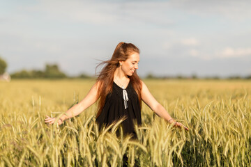 junge Frau im Kornfeld