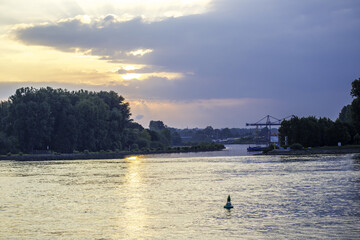 Sonnenaufgang über dem Main und Rhein