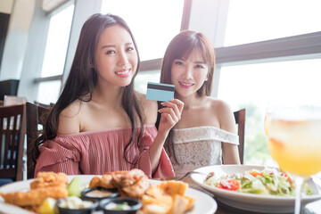woman dine in restaurant
