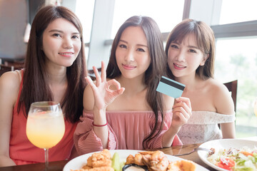 woman dine in restaurant