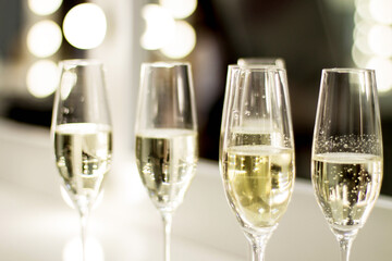 champagne glasses wich raspberries