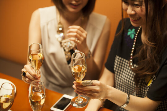 Women are drinking champagne