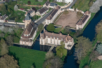 Naklejka premium Vue aérienne du château de Nonancourt en France