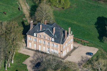 Fototapeta na wymiar Vue aérienne du chateau de Chennebrun en France