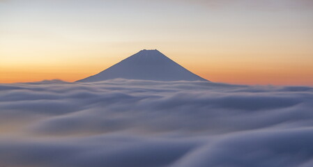 Fototapeta na wymiar 夜明けの富士山と雲海　山梨県韮崎市甘利山にて