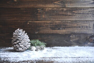 Weihnachtlicher Hintergrund - Zapfen im Schnee