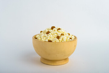 Cottage cheese with raisins in wooden bowl