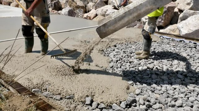 ouvrier coulant une chape de béton