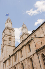 Obraz premium Zürich, Stadt, Altstadt, Grossmünster, Kirche, Kirchtürme, Niederdorf, Limmat, Fluss, Limmatquai, Altstadthäuser, Frühling, Sommer, Schweiz