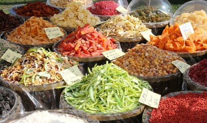 fruits for sale at the italian market with the names of fruits i