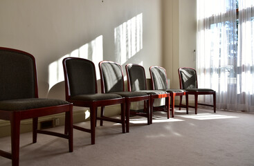 Many chairs that illuminate the sun from the window