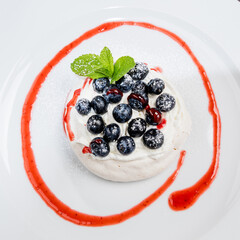 Merengue with blueberry and mint