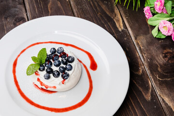 Merengue with blueberry and mint