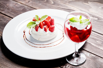 Meringue with strawberries and mint