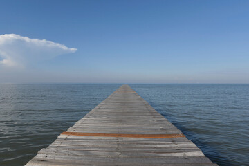 Obraz na płótnie Canvas wooden walkway in sea