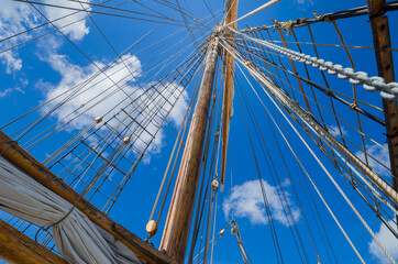 Obraz premium Folded sail and mast on an old sailboat