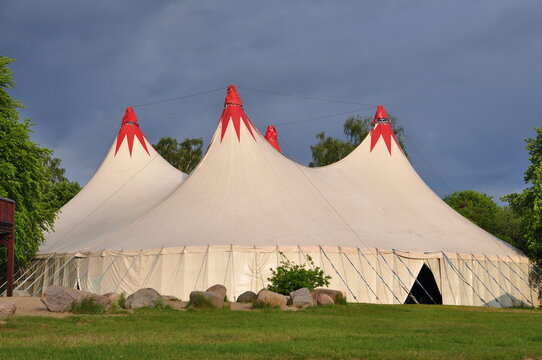 Zirkuszelt im Park