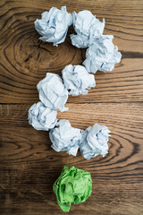 Papierkugeln bilden ein Fragezeichen 