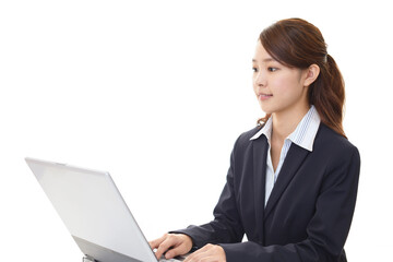 ノートパソコンで仕事中の女性