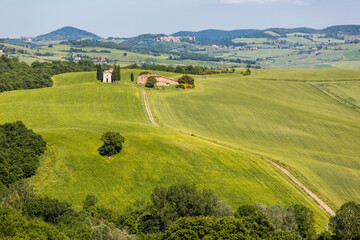Obraz premium Pfad zu einer Kapelle