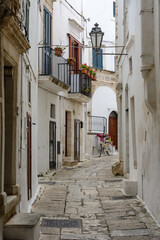 Fototapeta na wymiar A narrow alley in Ostuni, Puglia, Italy