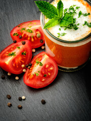 kalte tomatensuppe mit meerretichschaum