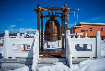 Foto auf Glas Китайский колокол в Антарктике. © polyarnik