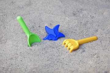 Fototapeta na wymiar Sandspielzeug im Sand