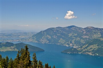 Blick auf den Vierwaldst&auml;ttersee : auf K&uuml;snacht, Weggis und den Berg Rigi , Schweiz - See in der Zentralschweiz