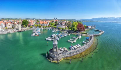 Foto auf Acrylglas Tor Hafen am Bodensee mit Löwenstatue am Eingang in Lindau, Bayern, Deutschland