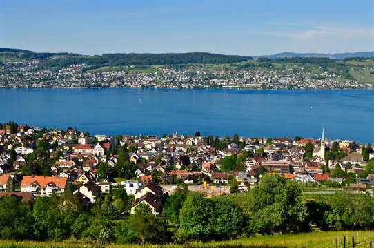Seepanorama auf Stadt W&auml;denswil und den Z&uuml;richsee. Mit Aussicht bis nach M&auml;nnedorf, Meilen und St&auml;fa auf der anderen Seite vom See 