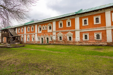 Obraz premium YAROSLAVL, RUSSIA - APRIL 27, 2017: The Holy Transfiguration Monastery. Built in the beginning of the 13th century. The Monument of history and culture 