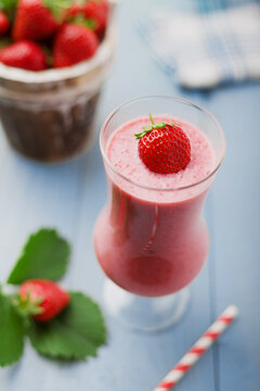 Delicious strawberry smoothie with milk, prepared with fresh strawberries.