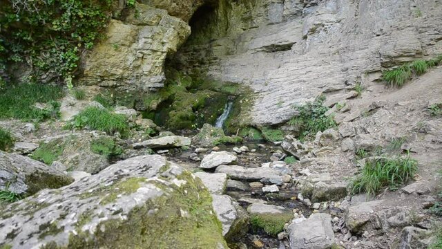 Rivi&egrave;re sortant d'une Grotte